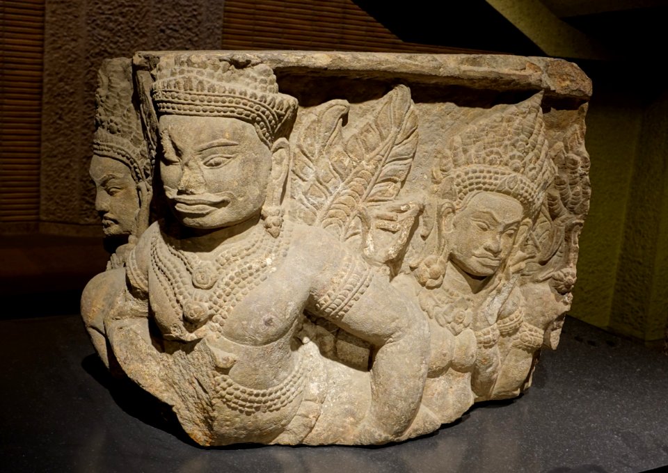 Relief of human figures, Phimeanakas, Cambodia, Angkor period, 1100s AD, sandstone - Tokyo National Museum - Tokyo, Japan - DSC08776