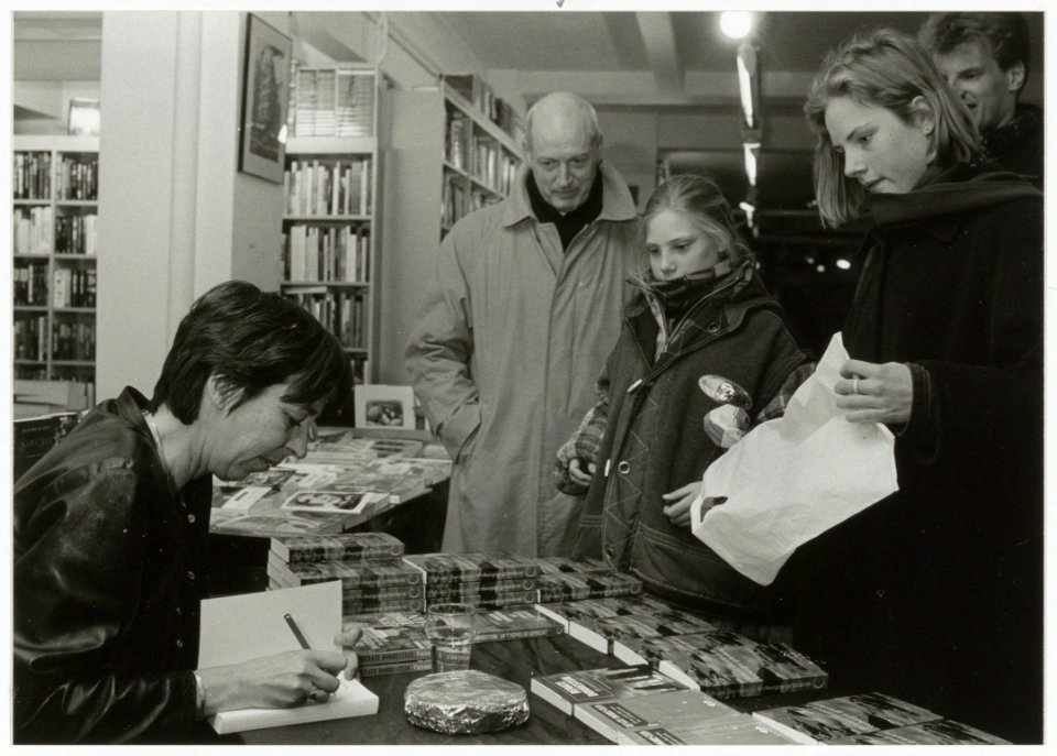 Renate Dorrestein signeert haar twaalfde boek Verborgen Gebreken bij de Atheneum Boekhandel. Gedempte Oude Gracht 70, NL-HlmNHA 54036529