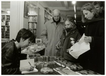 Renate Dorrestein signeert haar twaalfde boek Verborgen Gebreken bij de Atheneum Boekhandel. Gedempte Oude Gracht 70, NL-HlmNHA 54036529