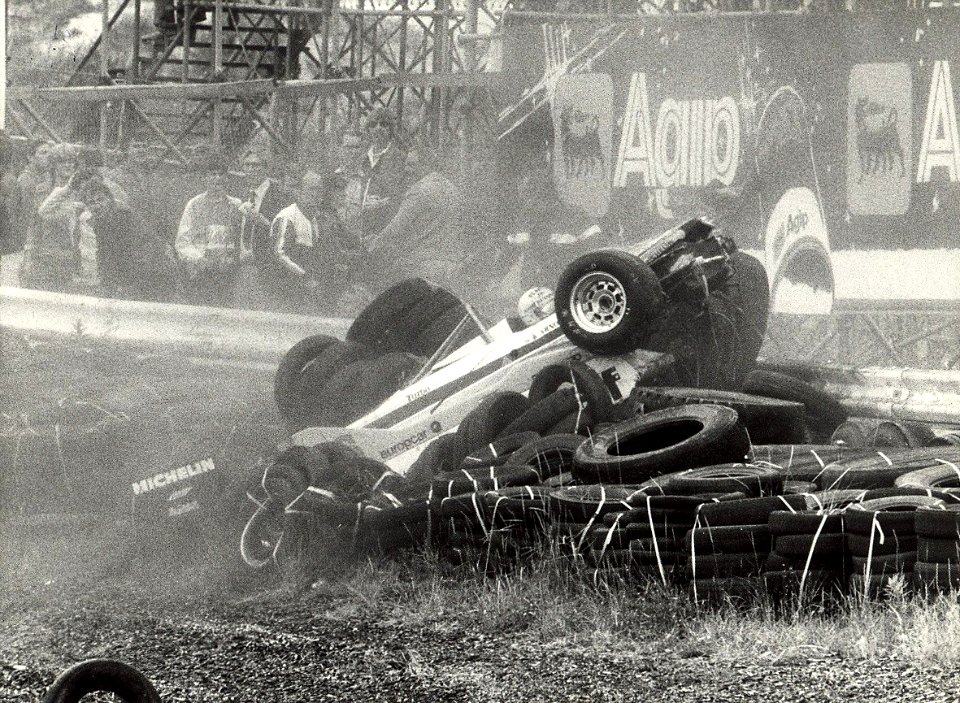René Arnoux vliegt met een snelheid van 250 km. de zandbak van de Tarzanbocht in. Geschonken in 1986 door United Photos de Boer bv. Identificatienummer 54-003954, NL-HlmNHA 54010752