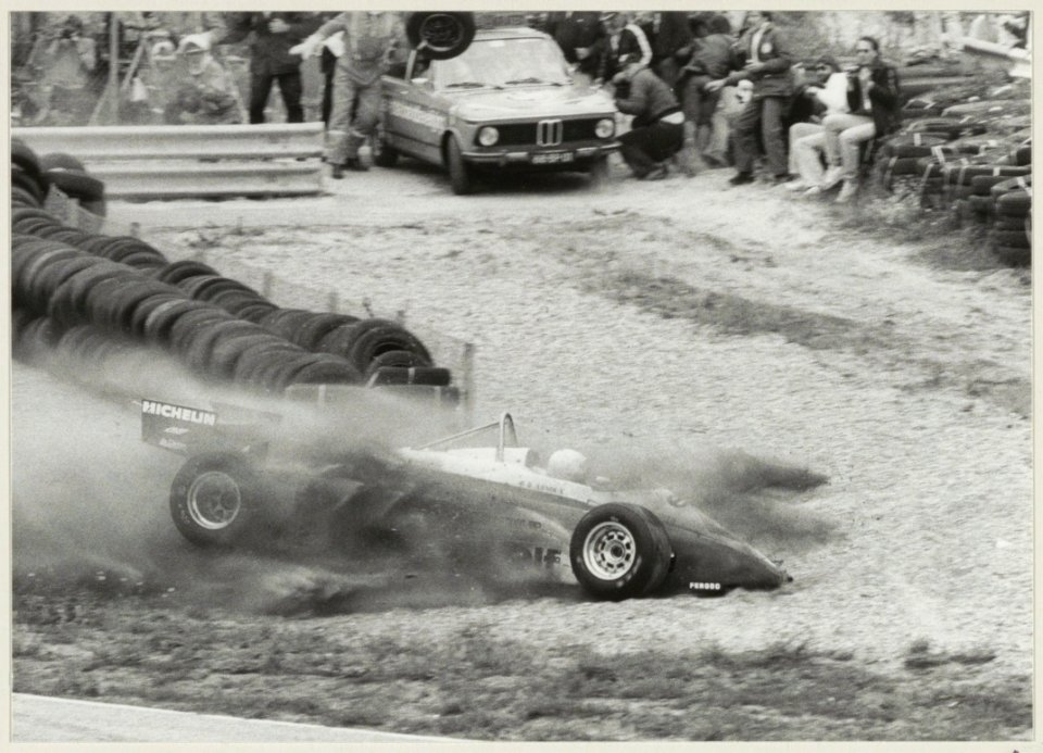 René Arnoux vliegt met 250 km per uur de zandbak van de Tarzanbocht in. NL-HlmNHA 54013083