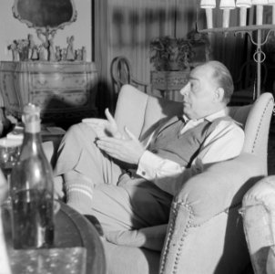Remarque in gesprek, zittende in een armstoel in zijn woonkamer in de villa in P, Bestanddeelnr 254-4720