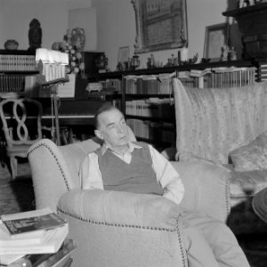 Remarque in gesprek, zittende in een armstoel in zijn woonkamer in de villa in P, Bestanddeelnr 254-4725