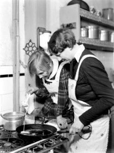 Renée giet met een lepel beslag in een koekenpan die door Nell Langlais op het g, Bestanddeelnr 189-1061 photo