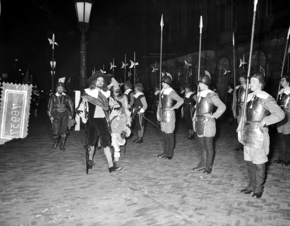 Rembrandtherdenking optocht van Nachtwacht te Amsterdam, Bestanddeelnr 907-8937