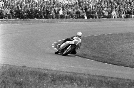Renzo Pasolini, de winnaar in de 250cc, op een Benelli in actie, Bestanddeelnr 922-5809