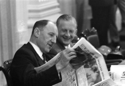 REM-debat in Tweede Kamer , nr 11, 12 nr 13 Luns en Scholten lezen The Sun, Bestanddeelnr 916-8863