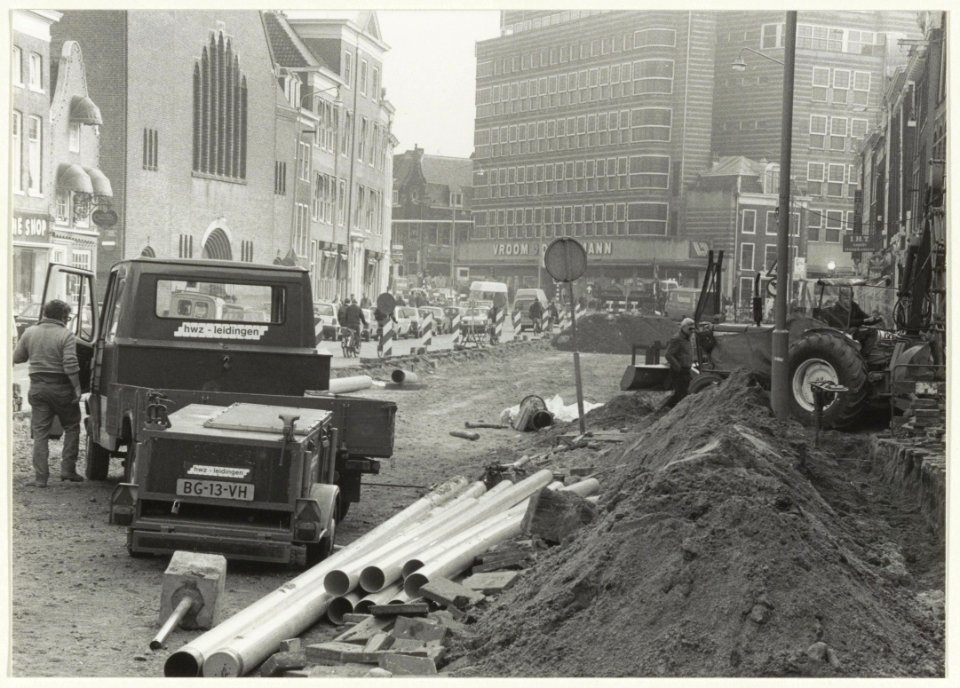 Reorganisatie van de Gedempte Oude Gracht (aanleg fietspaden), ziende naar het zuidoosten. NL-HlmNHA 54016610