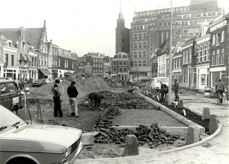 Reorganisatie van de Botermarkt, ziende naar het oosten. Aangekocht in 1985 van United Photos de Boer bv. - Negatiefnummer 24638 k 2 A. - Gepubliceerd in het Haarlems Dagblad van 16.11.1984. Identific