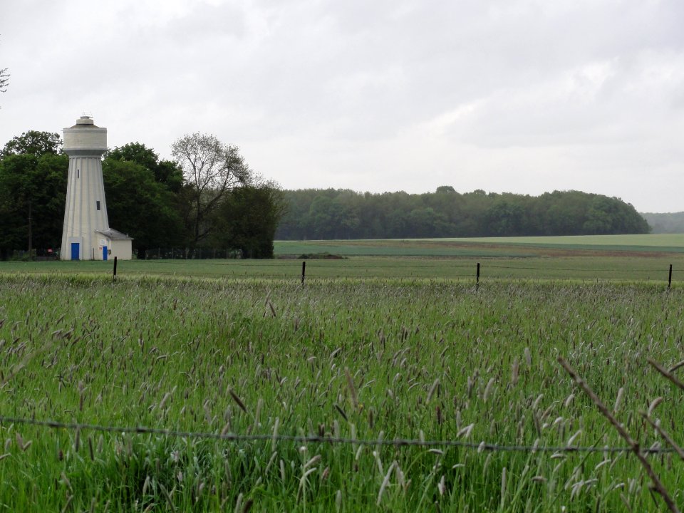Remigny (Aisne) paysage avec château d'eau