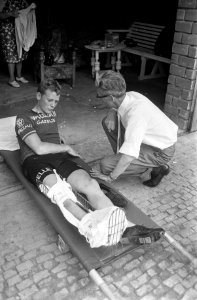 René Pijnen op een brancard, Bestanddeelnr 922-6551