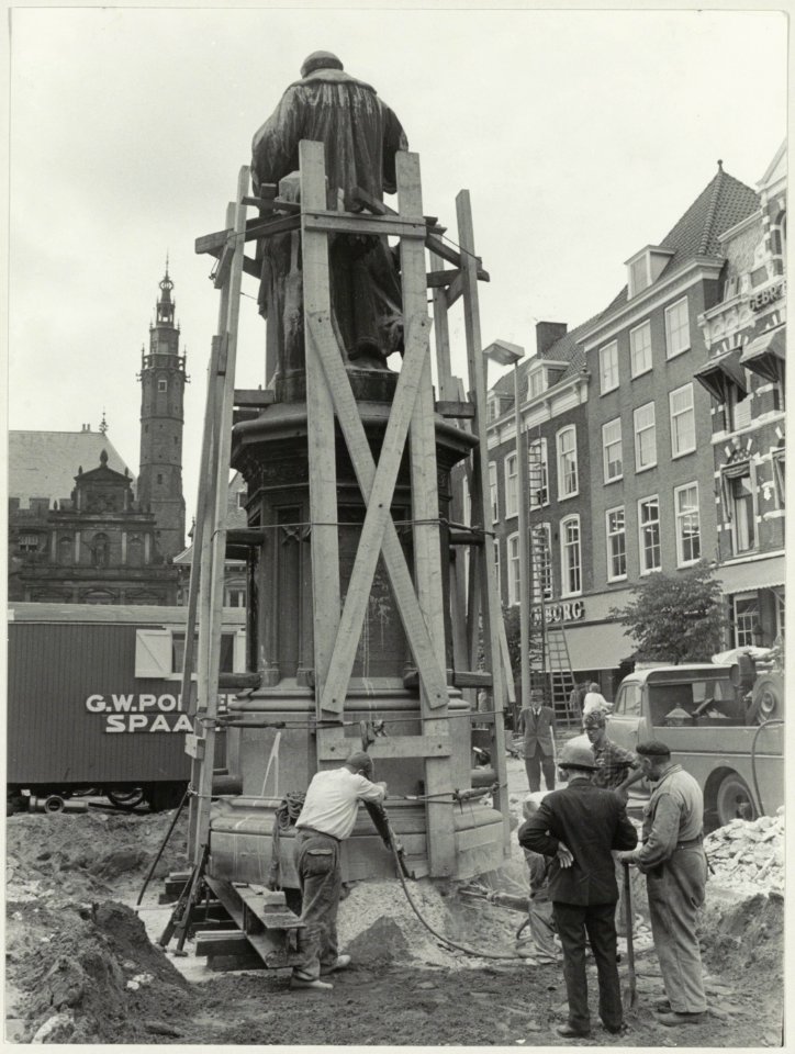 Reorganisatie van de Grote Markt. Voorbereidingen tot verplaatsing van het standbeeld van Laurens Jansz. Coster. NL-HlmNHA 54003076