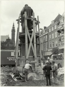 Reorganisatie van de Grote Markt. Voorbereidingen tot verplaatsing van het standbeeld van Laurens Jansz. Coster. NL-HlmNHA 54003076 photo