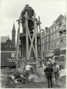 Reorganisatie van de Grote Markt. Voorbereidingen tot verplaatsing van het standbeeld van Laurens Jansz. Coster. NL-HlmNHA 54003076