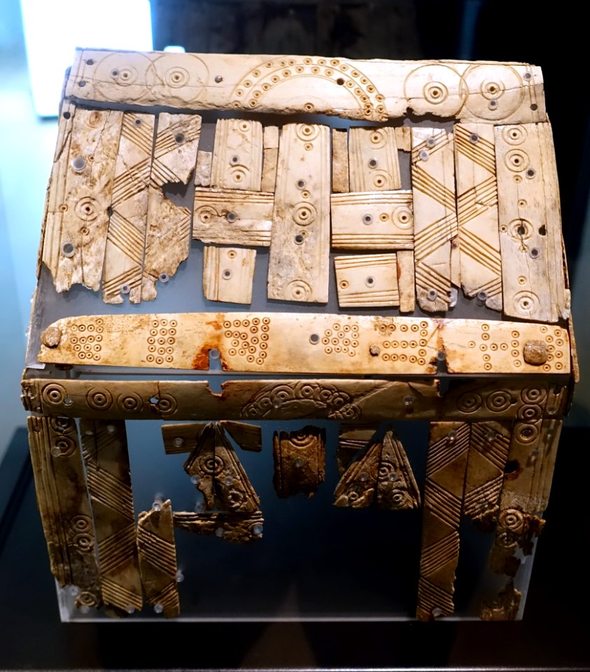 Reliquary box, perhaps from Italy, Grave 120, Hessigheim, Kreis Ludwigsburg, late 7th century AD, wood and bone - Landesmuseum Württemberg - Stuttgart, Germany - DSC02987