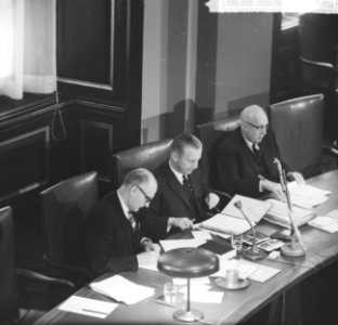 REM-debat in Eerste Kamer , v.l.n.r. Bot, Scholten en Diepenhorst, Bestanddeelnr 917-1883