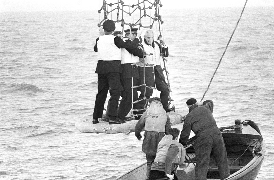 REM-eiland bezet, de subsituut officier mr. Nube gaat aan boord (in de kooi gehe, Bestanddeelnr 917-2555