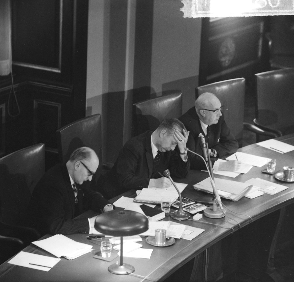 REM-debat in Eerste Kamer , achter de regeringstafel, de ministers Bot (l) Schol, Bestanddeelnr 917-1880