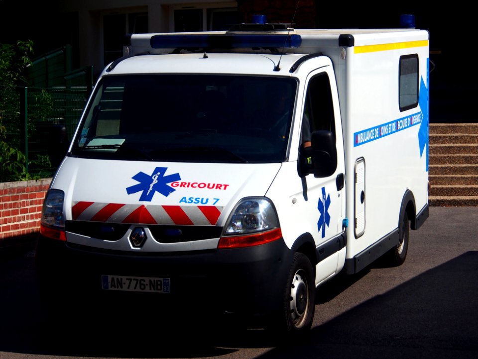 Renault ambulance in Albert, France, Gricourt Assu 7, pc1
