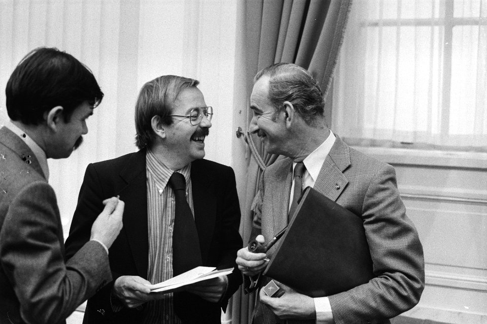 Relus ter Beek (l) en minister Chris van der Klaauw (Buitenlandse Zaken), Bestanddeelnr 930-4960