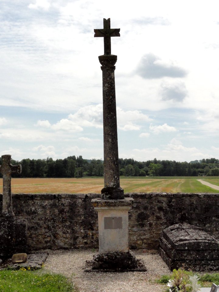 Remennecourt (Meuse) croix de cimetière