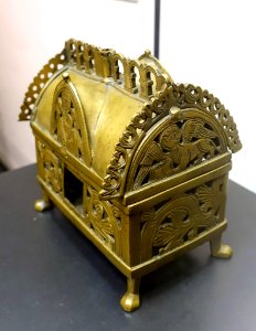 Reliquary, Lower Saxony, 1150-1200, yellow brass - Museum Schnütgen - Cologne, Germany - DSC00174