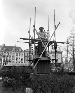 Rembrandtjaar opknappen standbeeld Amsterdam, Bestanddeelnr 907-7110