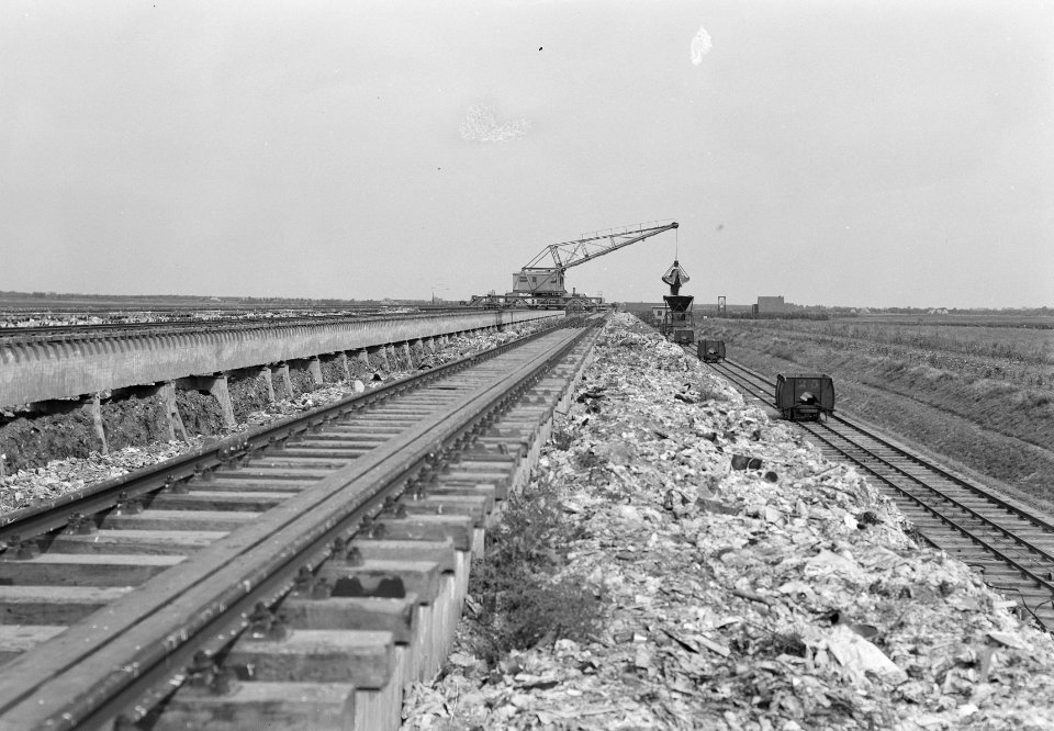 Reiniging afvalwater, verwerken stadsvuil, kranen, spoorlijnen, overzichten, Bestanddeelnr 159-1117