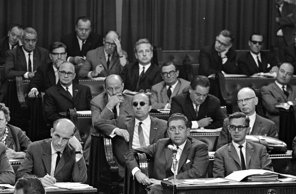 REM-debat in de Kamer, Vooraan vlnr Bos (CHU), Baeten en Nelissen (KVP) Da, Bestanddeelnr 916-8908