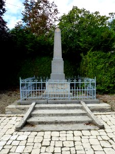 Remaucourt (Ardennes) monument aux morts