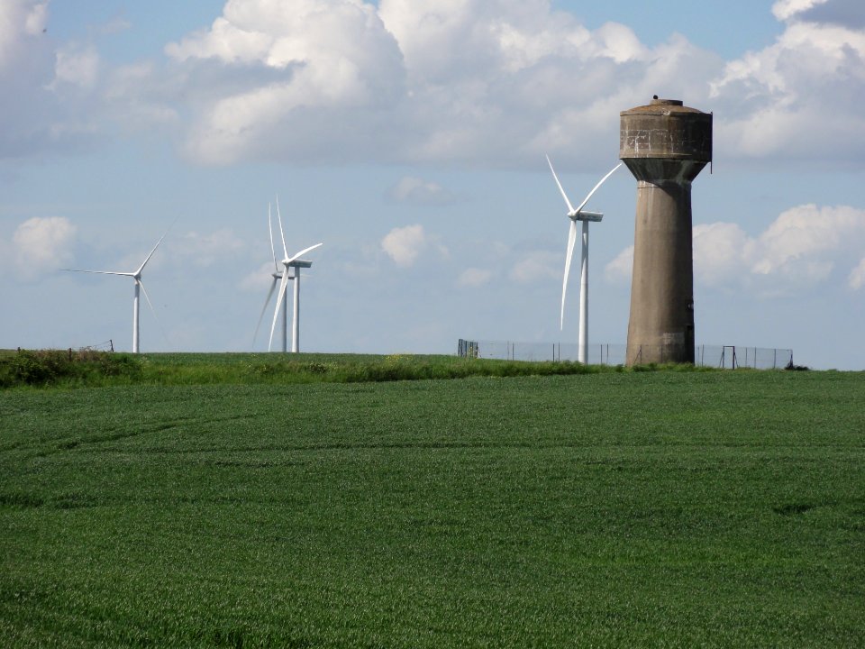 Renansart (Aisne) château d'eau, au loin éoliennes