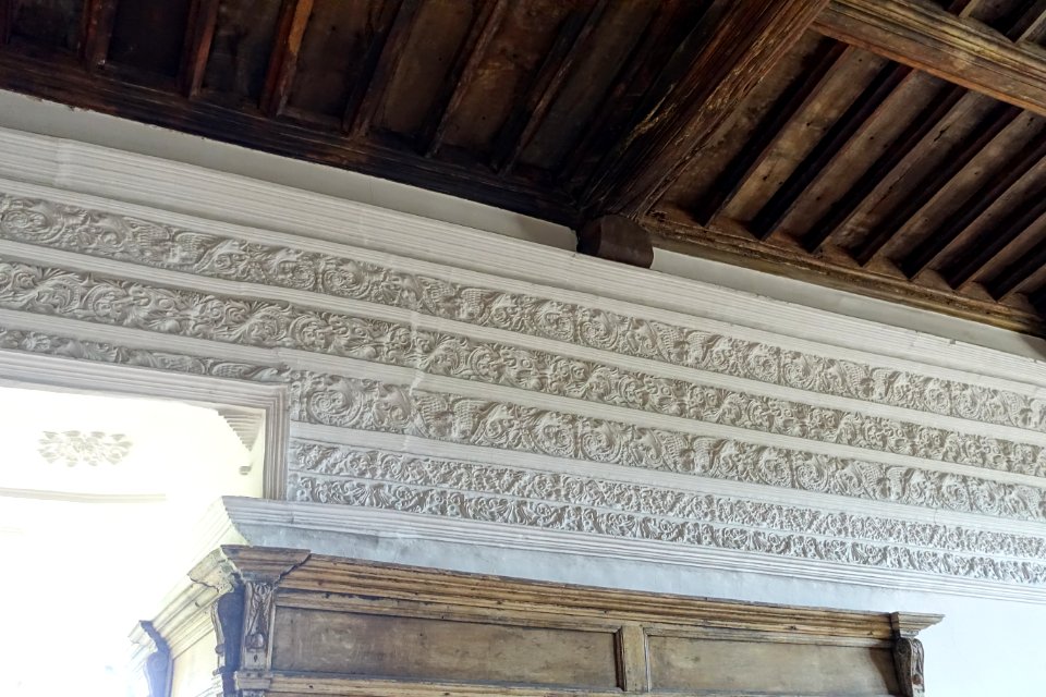Renaissance frieze - Great Chamber, Haddon Hall - Bakewell, Derbyshire, England - DSC02671