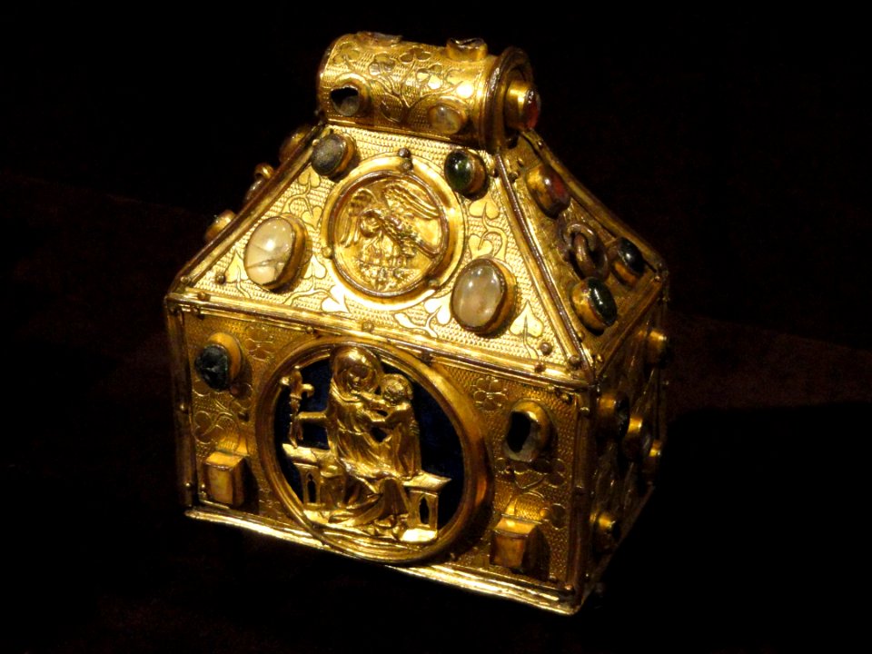Reliquary in Purse Form, about 1320 AD, German, Upper Rhine, Southern Swabia, gilded copper, glass, precious stones, over wooden core - Cleveland Museum of Art - DSC08578