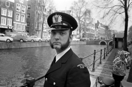 Reinigingscontroleurs in Amsterdam. Reinigingscontroleur E. J. H. Vogel met affi, Bestanddeelnr 923-3363