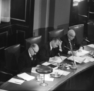 REM-debat in Eerste Kamer , v.l.n.r. Bot, Scholten en Diepenhorst, Bestanddeelnr 917-1884