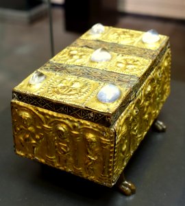 Reliquary, Lower Saxony, 1150-1200, bronze, gilt copper,and rock crystal, on oak - Museum Schnütgen - Cologne, Germany - DSC00172