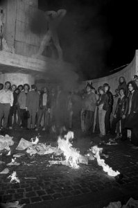 Rellen in Amsterdam op de Dam jongeren stichten vuurtje voor Nationaal Monument, Bestanddeelnr 923-7866