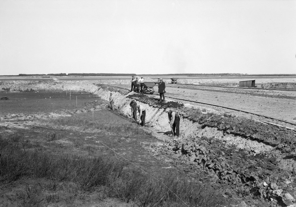 Reiniging afvalwater, verwerken stadsvuil, arbeiders, aanleg reinigingsveld, aar, Bestanddeelnr 159-1130