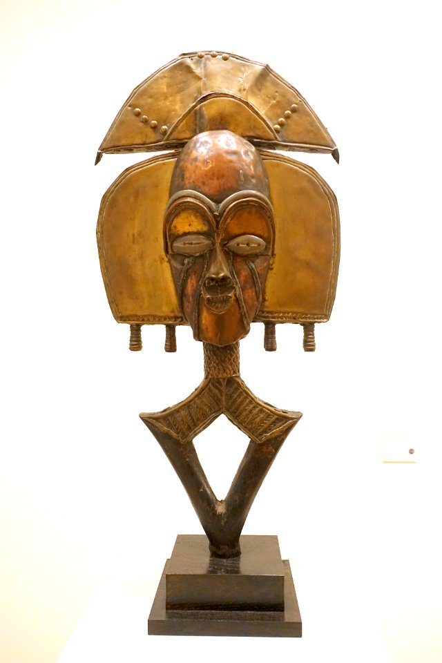 Reliquary figure, Republic of the Kongo, copper and brass sheet with tin and iron applique - Museum Berggruen - DSC03765