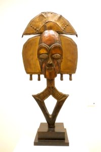 Reliquary figure, Republic of the Kongo, copper and brass sheet with tin and iron applique - Museum Berggruen - DSC03765