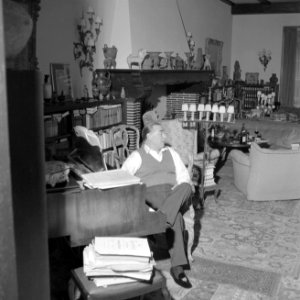 Remarque in gesprek, zittende achter de vleugel in zijn woonkamer in de villa in, Bestanddeelnr 254-4733