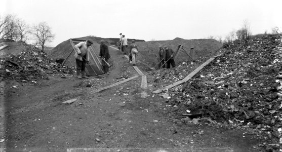 Reiniging afvalwater, verwerken stadsvuil, arbeiders, compostwinning, Bestanddeelnr 159-1166