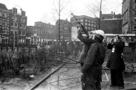 Rellen bij ontruiming panden in Nieuwmarktbuurt in Amsterdam traangasacties, Bestanddeelnr 927-8257