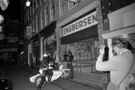 Rellen in Amsterdam bij de Dam motoragenten zetten twee jongens klem tegen muur, Bestanddeelnr 923-7826
