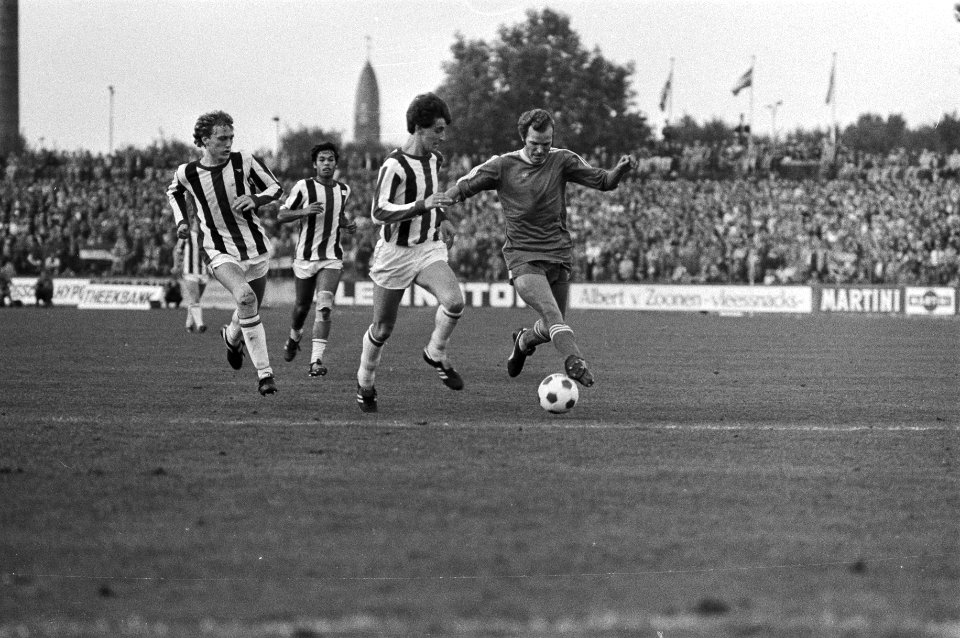 René v.d. Kerkhof (r) in duel met drie Willem II spelers, Bestanddeelnr 930-4658