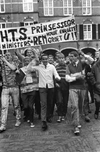 REM-debat in de Kamer, een groep scholieren van een Haags HTS met spandoek op Bi, Bestanddeelnr 916-8910