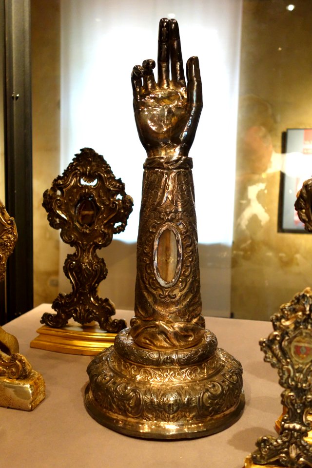 Reliquary, 17th century, Genovese silver - Museo Diocesano (Genoa) - DSC01780