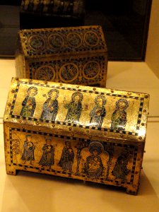 Reliquary Chasse, Limoges, c. 1175-1180, champleve enamel on gilded copper with oak core, view 1 - National Gallery of Art, Washington - DSC09884