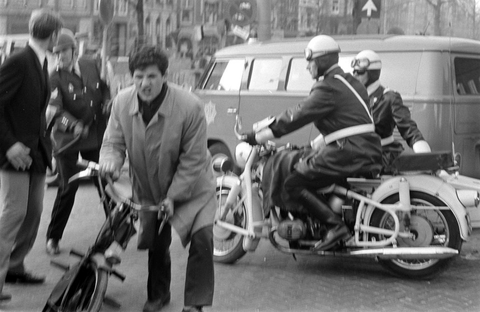 Relletjes in Amsterdam op Koninginnedag nr. 10 jonger hebben een tafel en stoe, Bestanddeelnr 922-3622