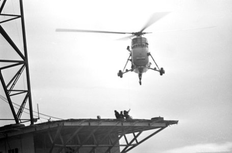 REM-eiland bezet, de helicopter boven het eiland, Bestanddeelnr 917-2556